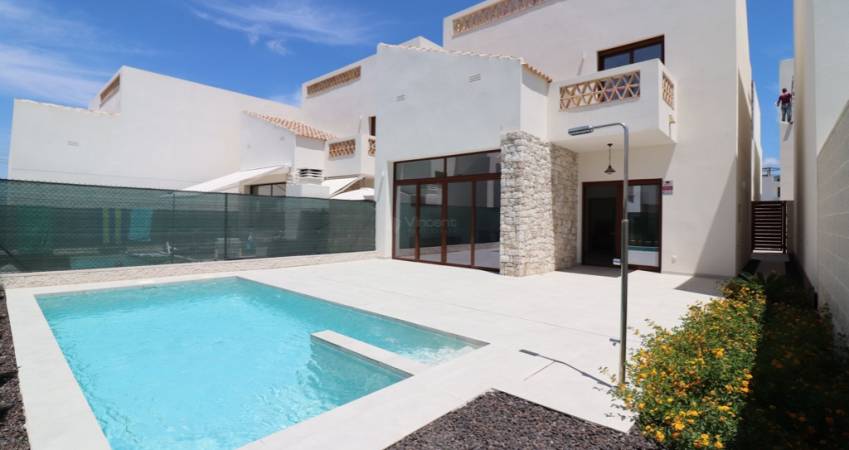 Nieuwe villa te koop in Benijofar met zwembad en terras, ideaal om te genieten van de mediterrane zon en de stranden van de Costa Blanca.