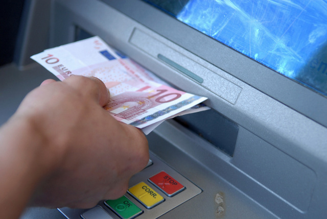 Spaanse regering stappen in om geldautomaat commissie toeneemt beperken